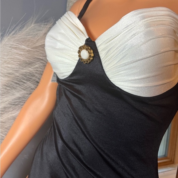 Gottex Black and White Bikini with Structured Elegance‎ - Picture 11 of 14